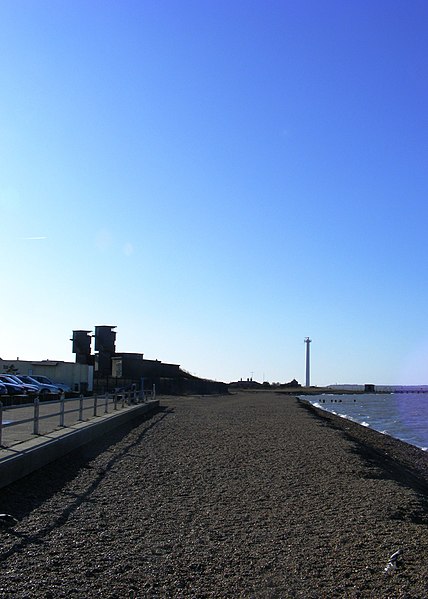 428px-shingle beach%2c landguard fort - geograph.org.uk - 2810817