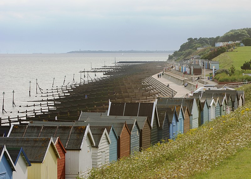 800px-beach huts%2c felixstowe - geograph.org.uk - 2746645