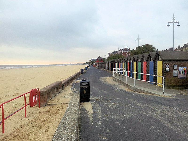 800px-beach huts on jubilee parade%2c lowestoft - geograph.org.uk - 3218446