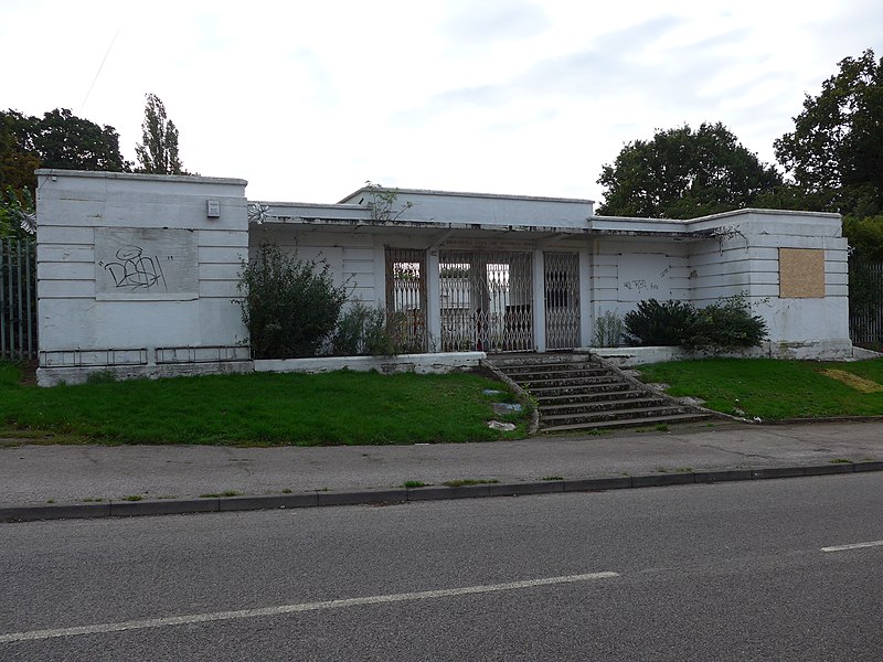 800px-broomhill open air swimming pool sherrington road ipswich suffolk england uk