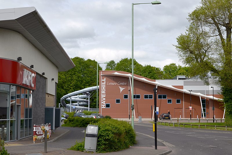800px-cmglee haverhill leisure centre