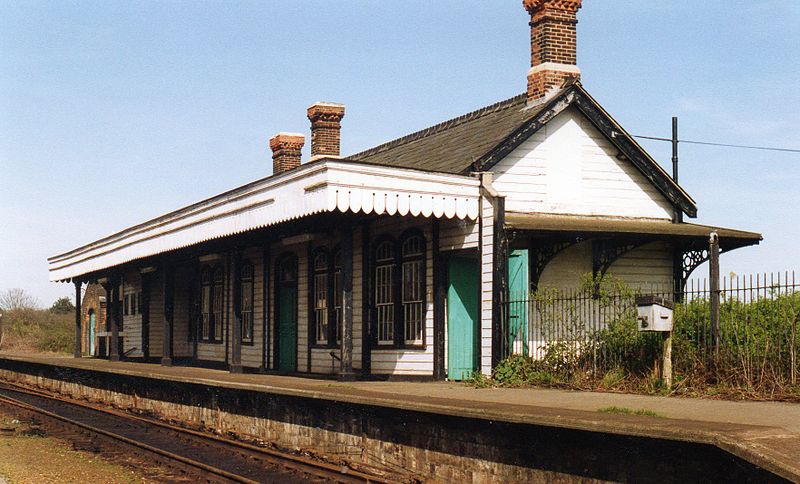 800px-felixstowe beach railway station
