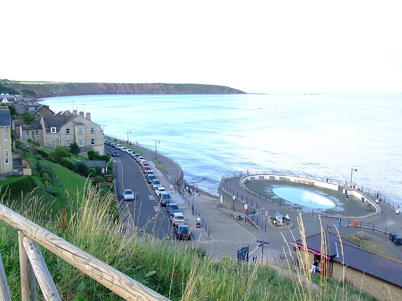800px-filey bay and promenade from glen gardens - geograph.org.uk - 3088044