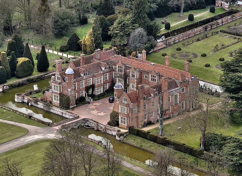 800px-kentwell hall%2c long melford%2c suffolk-8700880501