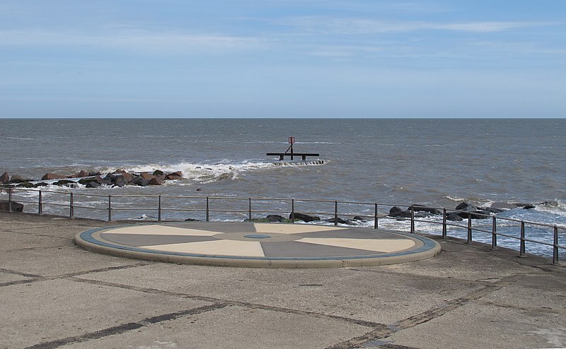800px-lowestoft ness and the euroscope - geograph.org.uk - 2989305
