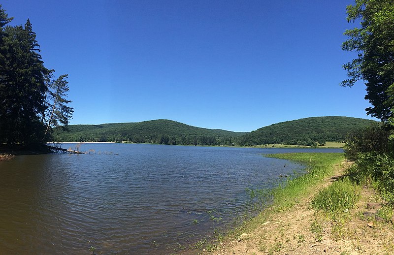 800px-red house lake - 20180707