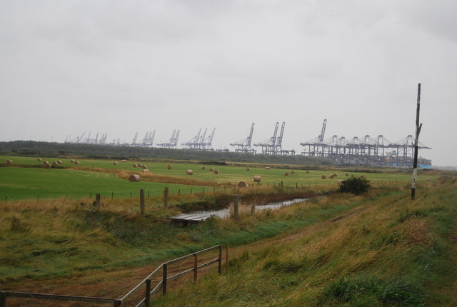 Port of felixstowe across trimley marshes - geograph.org.uk - 3294775